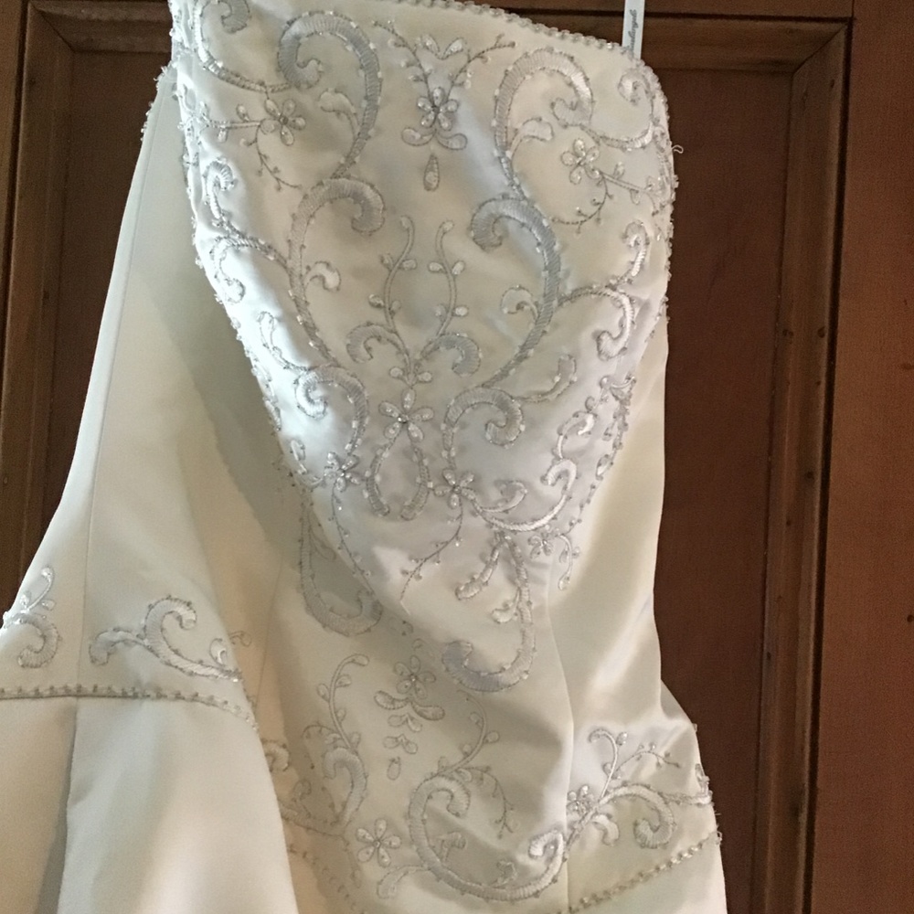 Bridal  gown NEW, never altered